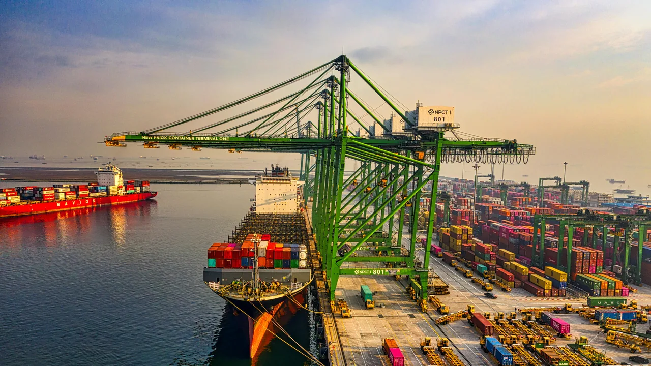 Containere ved en international fragthavn